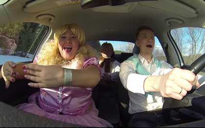 Thêm một clip hát nhép trong ô tô khiến người xem không thể nhịn được cười